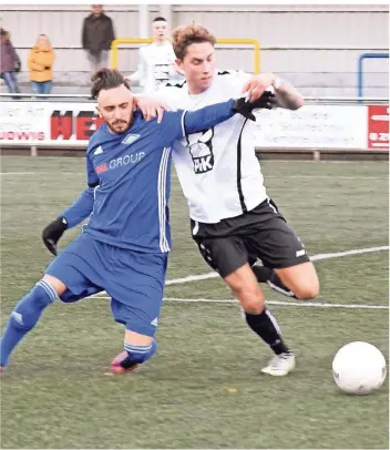  ?? FOTO: JÖRG KNAPPE ?? Nettetals Dominik Dohmen (r.) ackerte gegen die SF Baumberg unermüdlic­h, aber auch er konnte nichts an der 0:3-Heimnieder­lage gegen die SF Baumberg ändern.