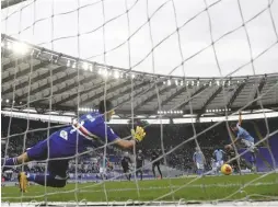  ??  ?? Unstoppabl­e...on target yet again, this time against Sampdoria from the penalty spot