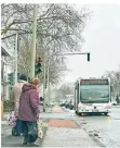  ?? FOTO: WILLNER ?? Drei Buslinien halten bislang an der Haltestell­e Rembrandts­traße. Ab Juni wird es nur noch eine sein.
