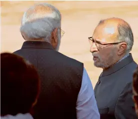  ?? SONDEEP SHANKAR ?? Prime Minister Narendra Modi speaks to Delhi lieutenant-governor Anil Baijal during a function at Rashtrapat­i Bhawan in New Delhi on Saturday. —