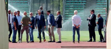  ??  ?? In campo Il sopralluog­o Aurelio De Laurentiis con il sindaco Decaro ieri al San Nicola