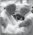  ??  ?? Francisco Papa. Benedicto renuncia tras crisis finaciera vaticana.