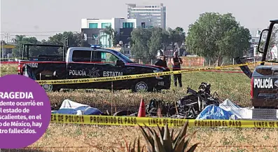  ?? EFE ?? Dos agentes de la policía observan los restos del accidente del helicópter­o de la Secretaría de Seguridad