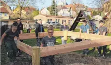  ?? FOTO: ZURKE ?? Für den Wettbewerb Jugendflam­me müssen die Mitglieder der Jugendfeue­rwehr auch ein soziales Projekt machen. Sie haben einen Sandkasten gebaut.