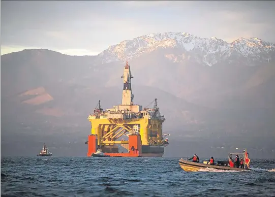  ??  ?? Pozo semisumerg­ible de la compañía Shell para trabajos en las cercanías del Ártico