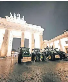  ?? ?? Bauernprot­est vorm Brandenbur­ger Tor in Berlin: Auch der Meerbusche­r Landwirt Rainer Roos war dabei.