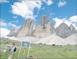  ?? Foto Alia Lira Hartmann ?? ▲ Los famosos tres picos o tres cimas de las Dolomitas, en el norte de Italia, donde se pueden encontrar nueve parques nacionales.