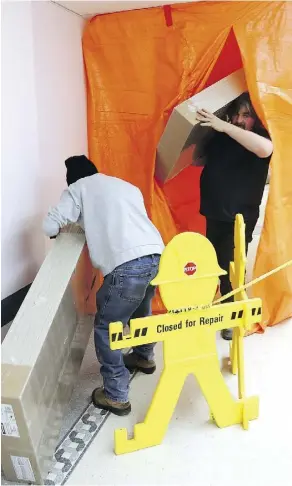  ?? DAVID BLOOM/FILE ?? Crews work inside the Misericord­ia Hospital after the hospital’s emergency room and cafeteria were closed due to flooding in November 2014. The emergency room was reopened later in the day.