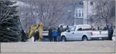  ?? M. SPENCER GREEN/ THE ASSOCIATED PRESS ?? Workers in Chicago begin the process of exhuming the body of Urooj Khan, who was poisoned with cyanide after winning the lottery.