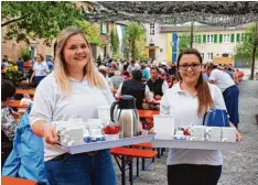  ??  ?? Auch der Nachmittag­skaffee wurde gerne genossen. Als „Kaffeetant­en“waren dazu Magda Frey und Julia Ramminger in Mickhausen unterwegs.