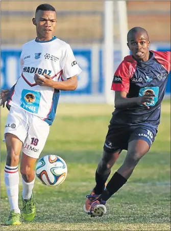  ?? Picture: VAN ZYL NAUDE ?? ON THE RUN: NMMU’s Karabo Motlhabi and Kovsies’ Mongezi Mologovane vie for the ball during their Varsity Football match at Shimla Park, Bloemfonte­in, last night