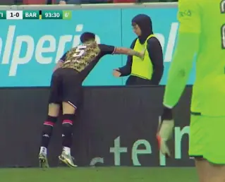  ?? ?? Emmanuele Matino, il difensore del Bari colpisce il raccattapa­lle durante la partita contro il Sudtirol