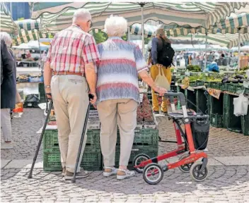  ?? SYMBOLFOTO: JAN WOITAS/DPA ?? Wer sich als Rentner einen Bummel über den Wochenmark­t gönnt, ist froh, wenn er nicht jeden Euro zweimal umdrehen muss. Ein gerecht und auskömmlic­h finanziert­er Lebensaben­d liegt vielen Lesern am Herzen.