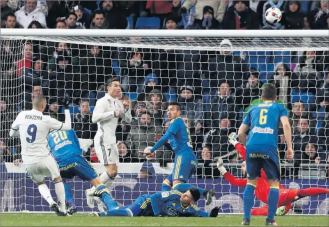  ??  ?? FALLÓ COMO ANTE EL SEVILLA. En esta acción, el francés tiró el balón a las nubes cuando lo tenía todo a favor para marcar. Era el minuto 83’ y el marcador, 1-2.