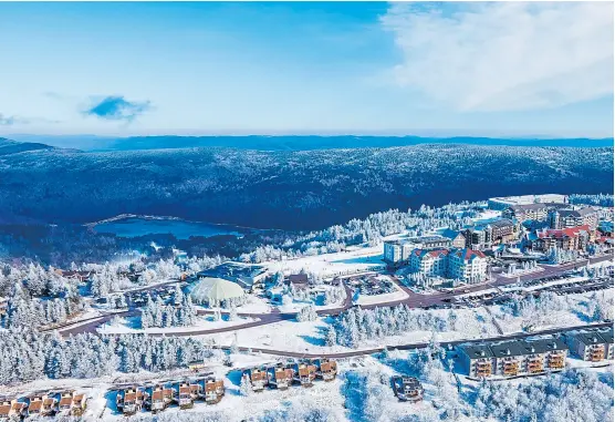  ?? ?? A diferencia de otras estaciones de esquí, la villa de Snowshoe, con hoteles y comercios, está en la cima de la montaña y no en la base