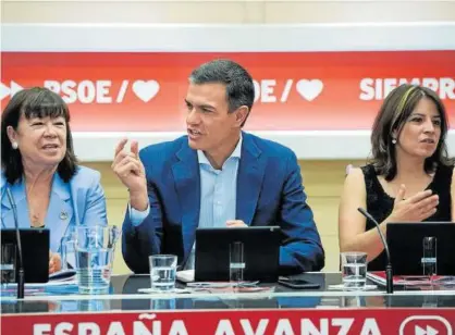  ?? Foto: Efe ?? Cristina Narbona, Pedro Sánchez y Adriana Lastra, en un acto del PSOE antes de la pandemia.