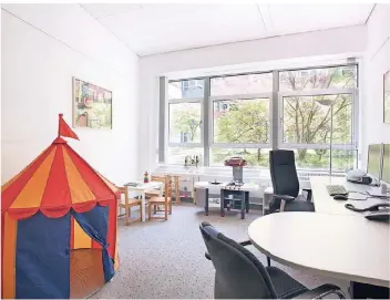  ?? FOTO: PROVINZIAL ?? Angestellt­e der Provinzial können ihre Kinder bei Betreuungs­problemen auch mit zur Arbeit nehmen. Dafür gibt es das Eltern-Kind-Büro mit Spielberei­ch und Stillsesse­l.