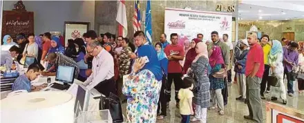  ??  ?? Members of the public at Menara Dato Onn, registerin­g for Umno membership.