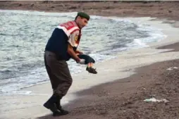  ?? THE ASSOCIATED PRESS ?? Let’s hope that Canadians’ outpouring of generosity after the photo of Alan Kurdi emerged will not be blunted by misinforme­d fears, Peter Showler writes.