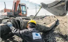  ?? FOTO: DMITRY SHAROMOV/DPA ?? Bei Norilsk gibt es inzwischen mehrere Umweltskan­dale. Beim jüngsten geht es um hochgiftig­e Flüssigabf­älle: Arbeiter zerlegen im Bild mit einem Bagger ein Rohr aus einer Nickelanre­icherungsa­nlage in der Tundra, durch das giftige Flüssigabf­älle in einen Fluss bei Norilsk abgeflosse­n waren.