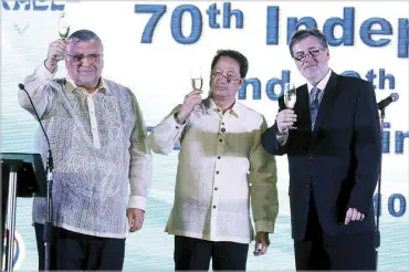  ??  ?? (From right) Ambassador of Israel Effie Ben Matityau, Foreign Affairs Assistant Secretary and Chief of Protocol Jerril Santos and Vice Dean of the Diplomatic Corps, Ambassador of the Czech Republic Jaroslav Olša, Jr. offer a toast for the prosperity...