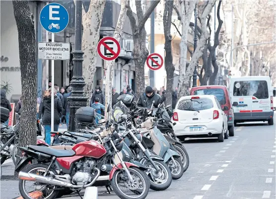  ?? Hernán zenteno ?? En la ciudad, las motos deben estacionar­se en áreas demarcadas especialme­nte