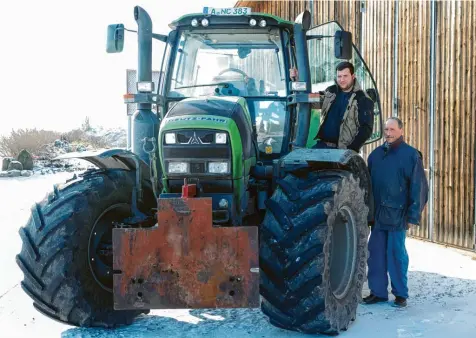  ?? Anna Kondratenk­o Foto: ?? Ulrich (links) und Edmund Sedlmayr, Landwirte aus dem Augsburger Stadtteil Inningen, haben sich den bundesweit­en Bauernprot­esten angeschlos­sen.