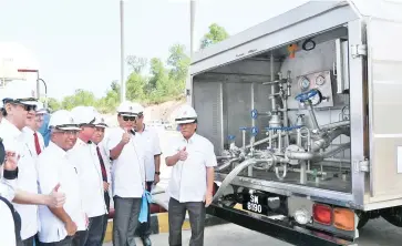  ??  ?? Shafie (right) giving the thumbs up after launching the SEC Micro LNG yesterday.