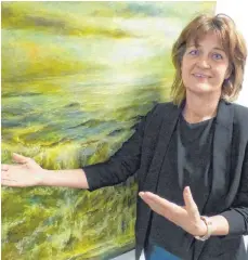  ?? FOTO: MARKUS LEHMANN ?? „Mit Leichtigke­it“heißt die neue Ausstellun­g von Heidi Hahn, hier vor dem Bild „Meer am Morgen“.