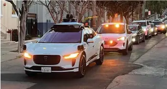  ?? ?? En la imagen, un taxi autónomo de Waymo obstaculiz­a el tráfico en San Francisco. Cummings cree que estas empresas, sin más regulación, se han vuelto más “complacien­tes” y han perdido su “cultura de la seguridad”.