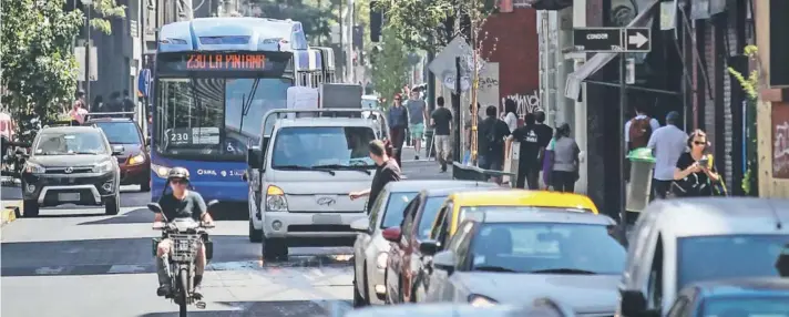  ??  ?? ► La calle San Francisco, vía exclusiva para el transporte público.