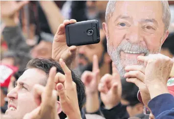  ?? Photos / AP ?? Brazilians show their support for Luiz Inacio Lula da Silva yesterday in Curitiba, the city where he is serving his prison sentence.