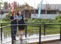  ?? FRIZAL/JAWA POS ?? EKSPANSI: Pratami Harijanti (kanan) dan Marketing Manager CitraLand The GreenLake Lily Agustin di Surabaya kemarin.