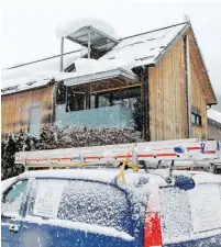  ?? BILDER: SN/ROBERT RATZER ?? Die Faistenaue­r Feuerwehr war rasch am Unfallort. Ebenso ein Notarzthub­schrauber. Dennoch kam für einen 47-Jährigen jede Hilfe zu spät. Zwei Arbeitskol­legen wurden leicht verletzt.