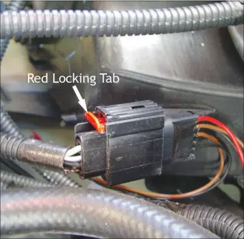  ??  ?? Conector rápido para sistemas de cables de automóvile­s. En este caso se está procediend­o a la conexión (Red Locking Tab) a través de un dispositiv­o mecánico de color rojo.