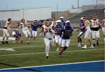  ?? The Sentinel-Record/James Leigh ?? ■ Lake Hamilton senior Tevin Hughes (25) runs into the end zone to score a touchdown during an Aug. 16 preseason benefit game at Arkadelphi­a’s Badger Stadium.