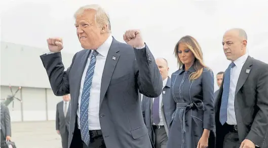  ?? AP ?? Gesto. Donald Trump, días atrás, con su esposa Melania en Pennsilvan­ia. La mentira se convirtió en una constante en su presidenci­a.