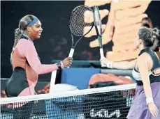  ?? /EFE. ?? Serena Williams saluda a la rumana Simona Halep, diez años menor, luego de superarla en los cuartos de final.