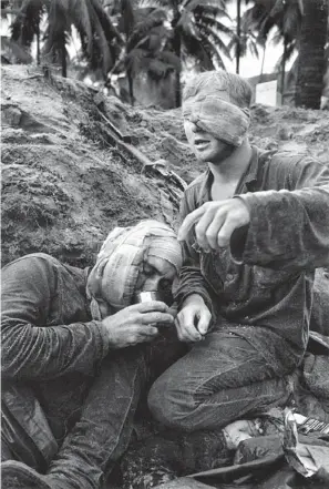  ?? AP Photo/Henri Huet ?? Vietnam, verwundete US-Soldaten Ende Jänner 1966.