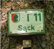  ??  ?? Was macht der Sack dort an dem Baum? Städtische Kennzeich‰ nung im Siebentisc­hwald.