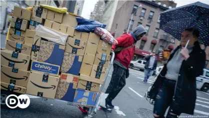  ??  ?? Un repartidor recorre las calles de Nueva York.