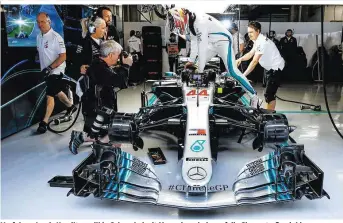  ??  ?? Verfolger: Lewis Hamilton will in Schanghai mit Mercedes wieder auf die Siegerstra­ße einbiegen
