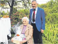  ?? FOTO: STADTVERWA­LTUNG ?? Beim Rechnen, auch Kopfrechne­n, ist Maria Nägele auch mit 100 Jahren noch sehr gut in Form.