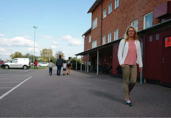  ?? Bild: KARINA HANSSON ?? BOSTADSBRI­ST. På Alléskolan i centrala Kungsbacka bor familjer med uppehållst­illstånd i ett så kallat genomgångs­boende. På bild: Karin Martinsson.