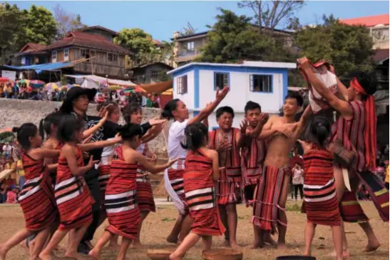  ?? Photo by Lauren Alimondo ?? LIVING TRADITION. The Ayyoweng Festival cultural presentati­on in Tadian, Mt. Province shows "Pinagpagan" which symbolizes unity among indigenous people.