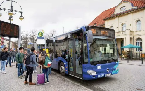  ?? Foto: nd/Ulli Winkler ?? Der Bus 804 Richtung Gedenkstät­te Sachsenhau­sen am Bahnhof Oranienbur­g