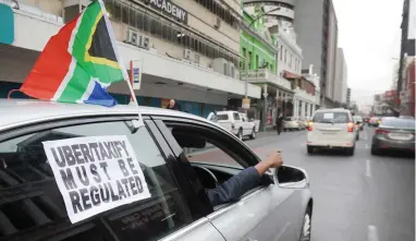  ?? PICTURE: ARMAND HOUGH/AFRICAN NEWS AGENCY (ANA) ?? HONKING MAD: Taxify and Uber drivers blasted their hooters and waved South African flags on Loop Street.