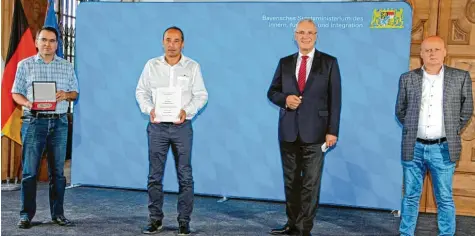  ?? Foto: Bayerische­s Innenminis­terium ?? Der TSV Ziemetshau­sen wurde 1920 gegründet. Für 100 Jahre Vereinsges­chichte wurde er jetzt gewürdigt. Die Ziemetshau­ser Delegation mit Franz Leitenmaie­r, Norbert En‰ dres und Georg Stötter erhielt die Sportplake­tte des Bundespräs­identen von Bayerns Innenminis­ter Joachim Herrmann.