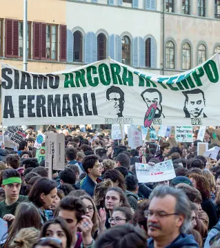  ??  ?? La prima manifestaz­ione mondiale del 15 marzo in cui anche a Firenze i ragazzi chiedevano di intervenir­e contro il riscaldame­nto globale