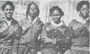  ??  ?? Dolores, Carlota, María y Gloria, conocidas como ‘Las flechas panameñas’, dominaron la clásica centuria en los Centroamer­icanos de México 1954.
Cortesía